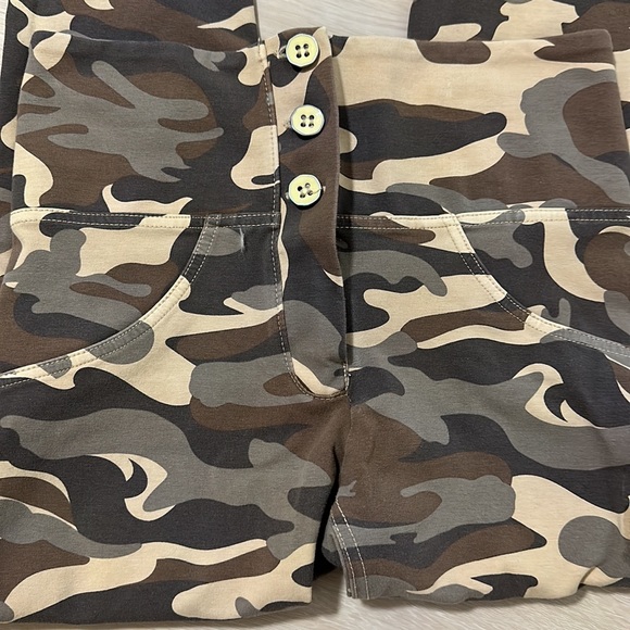 Brand new NWOT camo Freddie’s pants - Picture 3 of 6